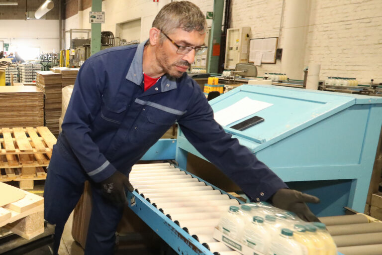 travailleur handicapé qui s'occupe de la chaine de production